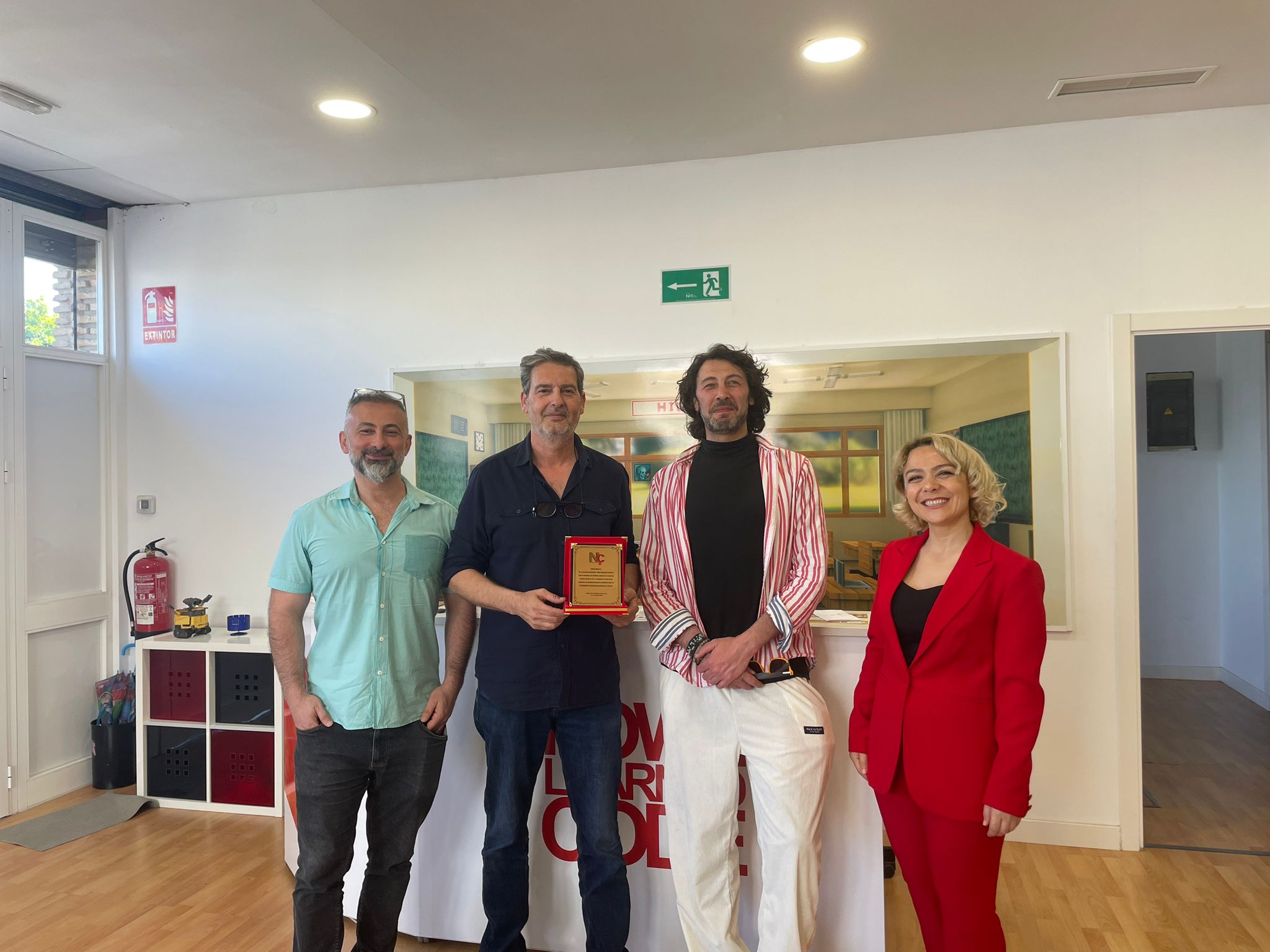 Profesores de Turquía entregando placa Erasmus en How I Learned Code